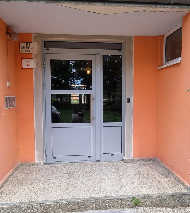 Výmena vhodových brán na BD, Važecká